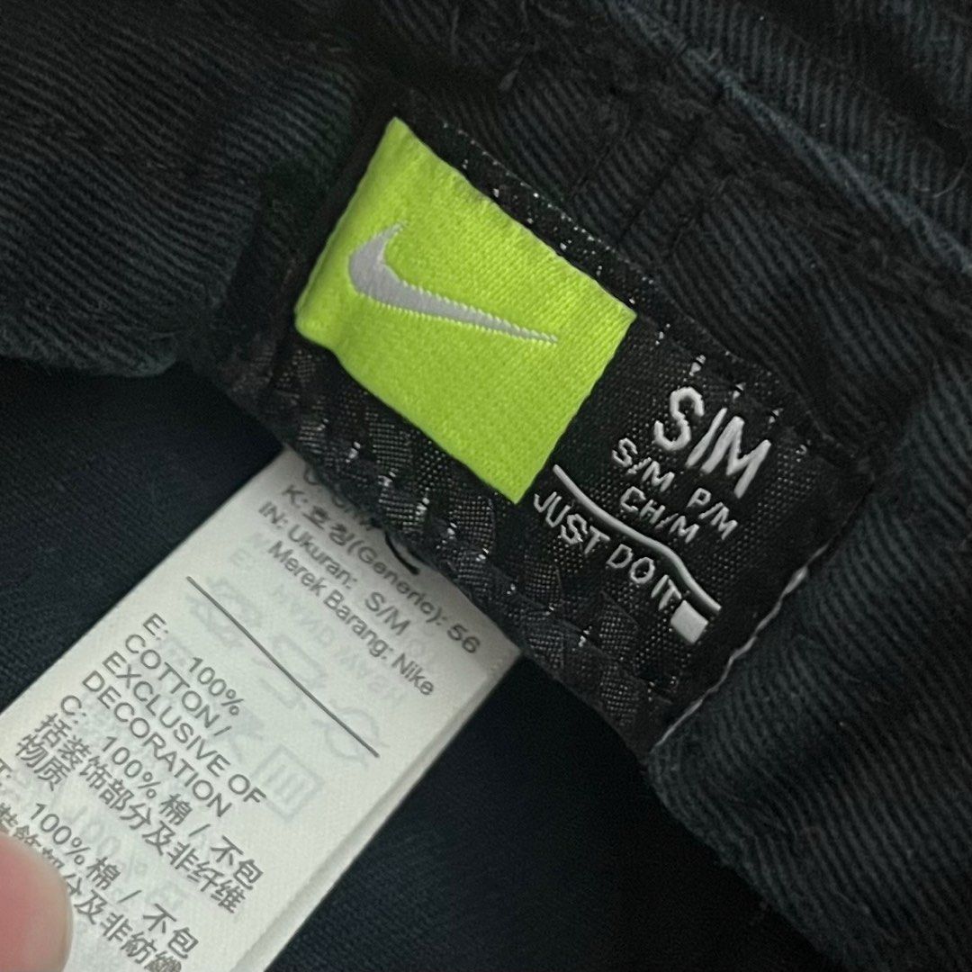Nike Bucket Hat (Category: Caps & Hats) located in Valenzuela. Submitted by any_thingthings (Listing ID 1451414539, Image 3). Description: .