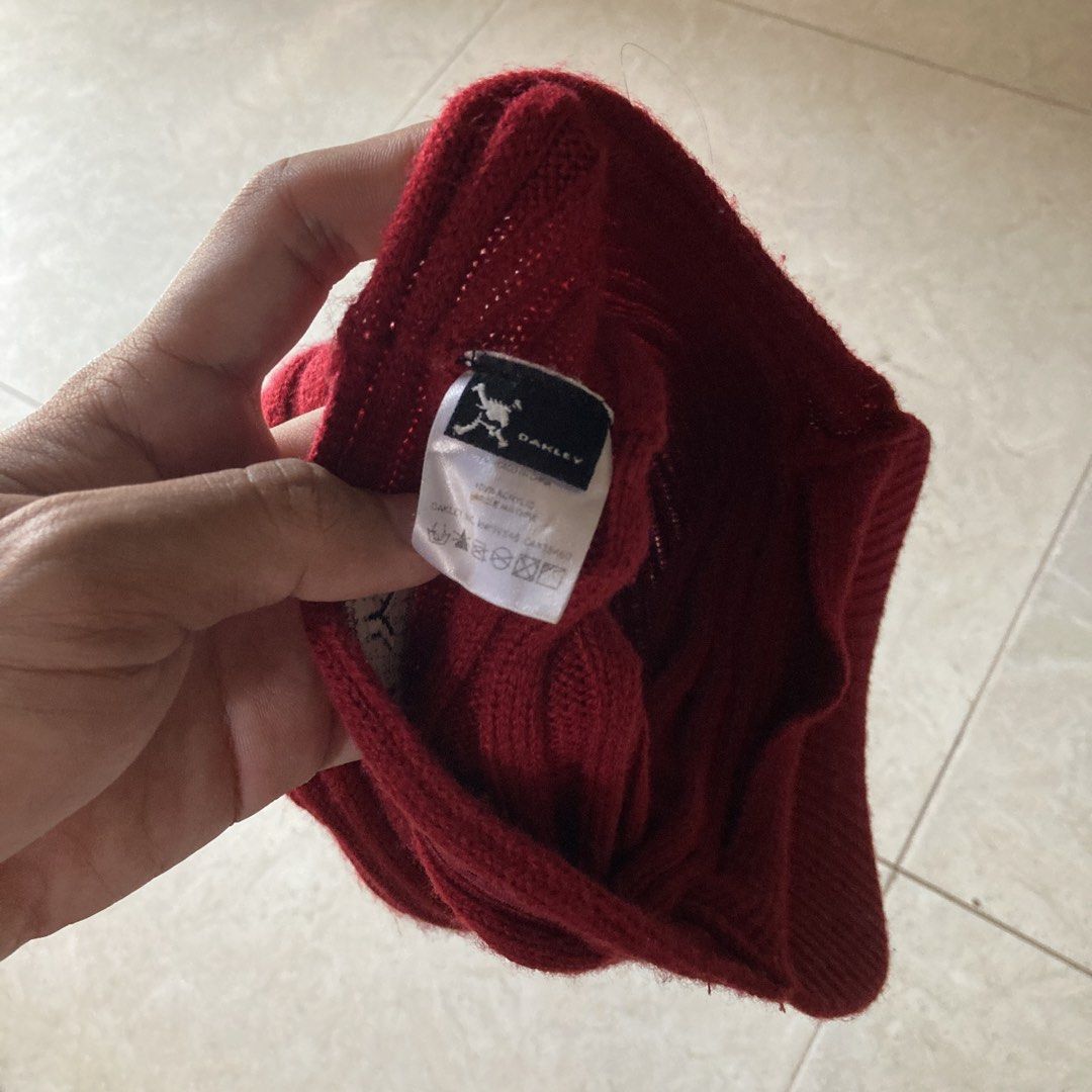 Oakley beenie cap (Category: Caps & Hats) located in Bulacan. Submitted by ajinn_ (Listing ID 1451368806, Image 3). Description: No issue.