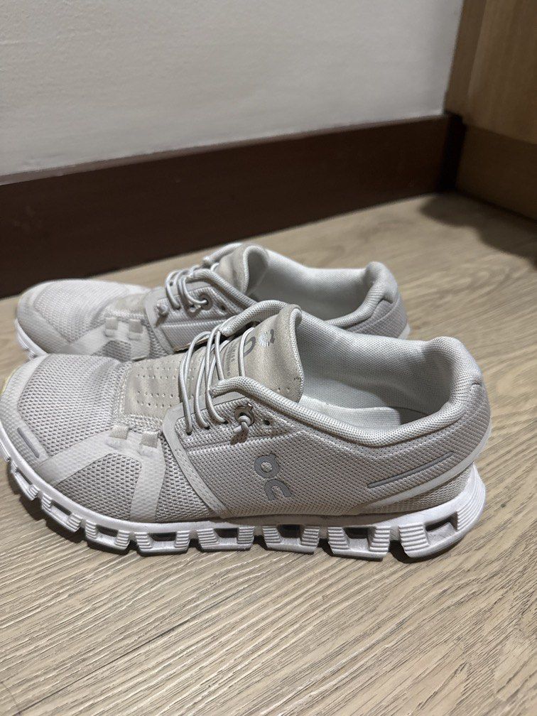 On Cloud 5 Cream / Beige (Category: Sneakers) located in Quezon City. Submitted by downthecatwalk (Listing ID 1451474916, Image 2). Description: Bought in Nagoya No box Original .