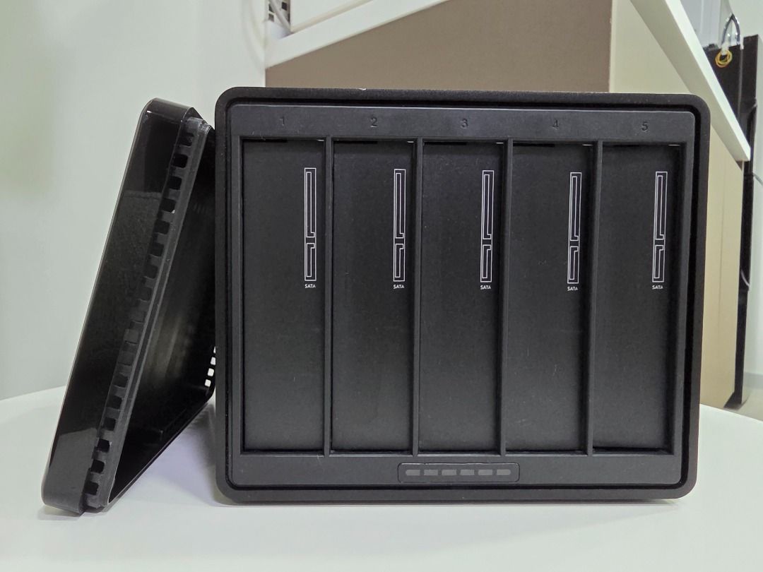Orico 3.5 inch 5 Bay USB3.0 Hard Drive Enclosure (Category: Others) located in Kuala Lumpur. Submitted by bluzoo (Listing ID 1451465676, Image 2). Description: - Brand: Orico - Model: NS500U3 - Connectivity: USB 3.0 for high-speed data transfer - Capacity: Supports up to 5 x 3.5 inch hard drives - Color: Sleek Black finish - Design: Tool free compact storage station - Condition: Excellent, ready to use - Features: Easy plug-and-play setup - Dimen