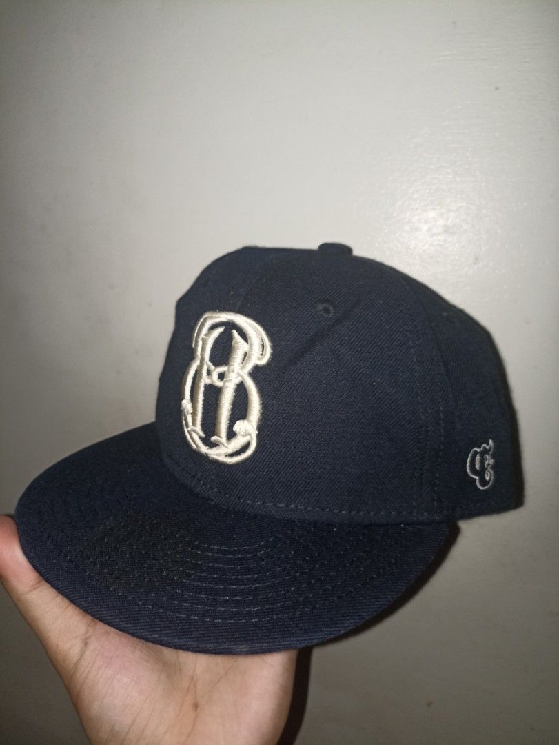 Otto Cap "Bugs People" Snapback Hat (Category: Caps & Hats) located in Pasig City. Submitted by cold.est (Listing ID 1451461007, Image 1). Description: - Dark blue Otto snapback cap - Features a prominent 'B' logo on the front - 'Bugs People' embroidered detail on the back - Adjustable strap for a custom fit - Perfect for everyday casual wear.