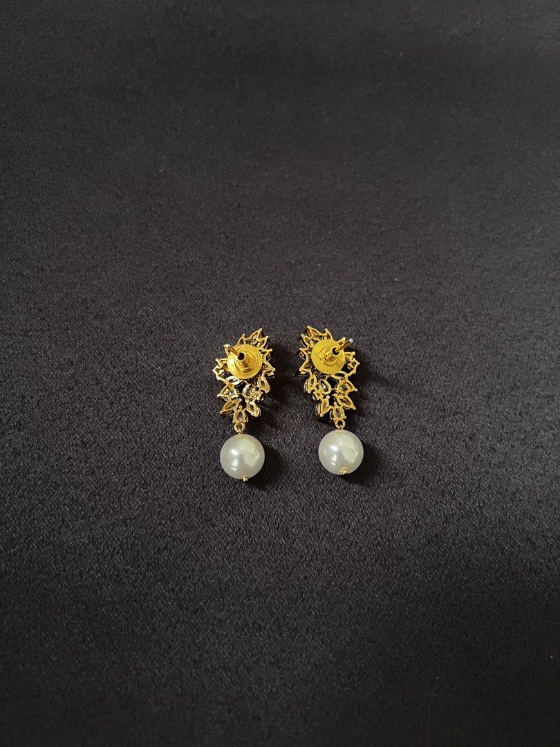 Pearl Drop Earrings with Crystal Flower Design (Category: Earrings) located in Makati City. Submitted by jcc999 (Listing ID 1451369074, Image 3). Description: - Beautiful pearl drop earrings - Features a crystal flower design at the top - Adds a touch of elegance to any outfit - Perfect for special occasions or everyday wear - Lightweight and comfortable ✨Follow @therarepieces.co in instagram for 10% pesos discount ✨More pieces to launch soon.