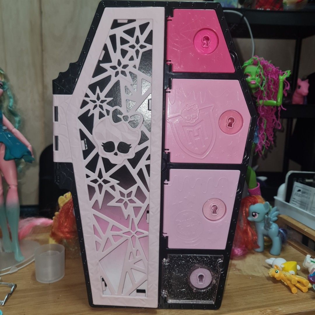 Pink Locker || Monster High Doll || Tags ; Barbies , Doll , My little pony , Bratz , Myscene (Category: Toys & Games) located in Kuala Lumpur. Submitted by chiikawaa001 (Listing ID 1451472316, Image 1). Description: For sell only ! Can Nego but not to lowballs !! KL Area Shippin RM8 As it Is.