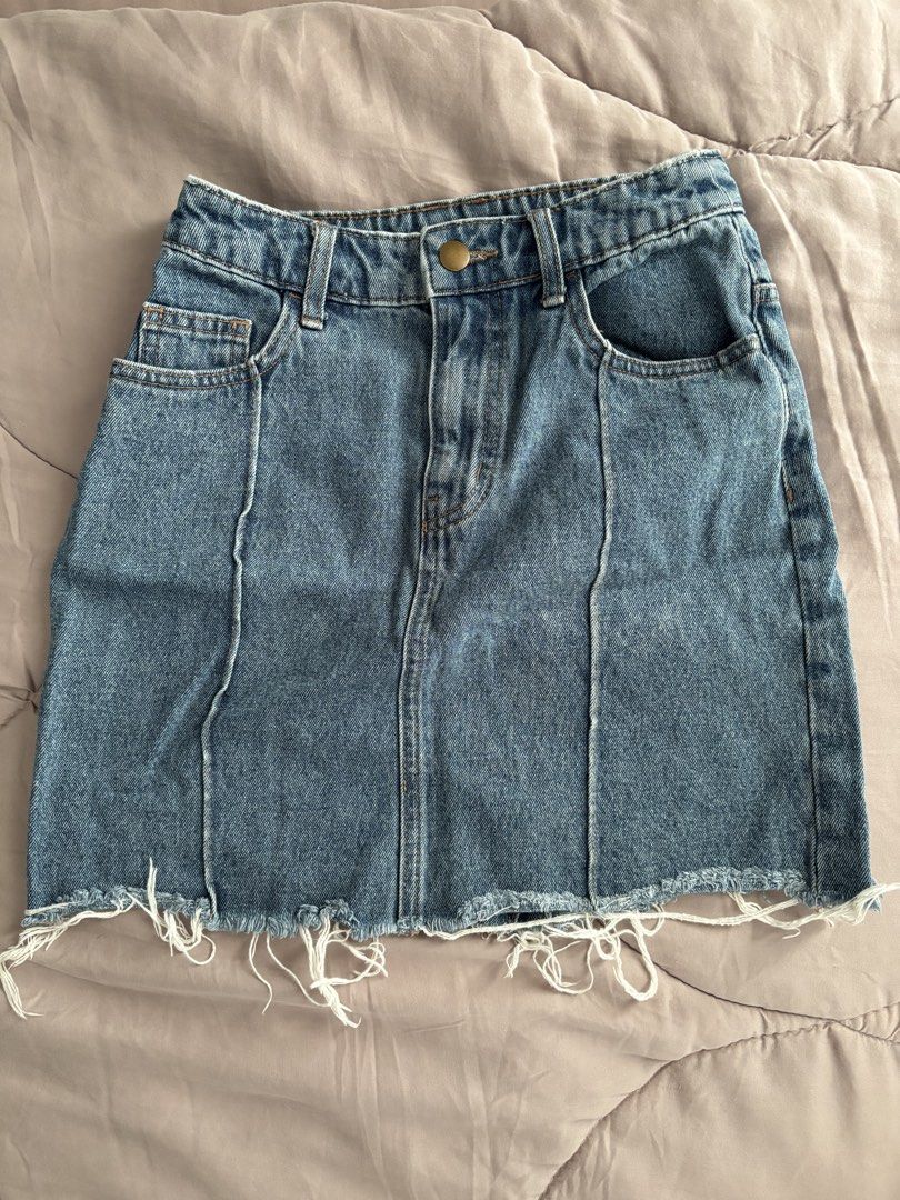 Rok denim H&M (Kategori: Gaun & Rok) berada di Tangerang. Dikirim oleh rencassa (ID iklan 1451401482, Gambar 1). Deskripsi: Size 34 Brand H&M.