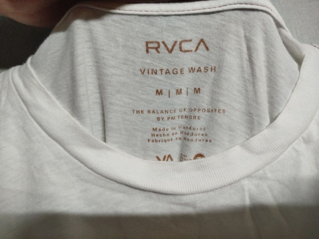 RVCA Box Logo Shirt (Category: Tshirts & Polo Shirts ) located in San Juan City. Submitted by reddvelasquez4298 (Listing ID 1451518185, Image 3). Description: RVCA Box Logo Shirt Size Medium 20.5 Width 27 Length Issues para siyang may dark spots pero hindi naman ganun ka visible Check photos. 😊 Good Condition 400 Pesos PM.