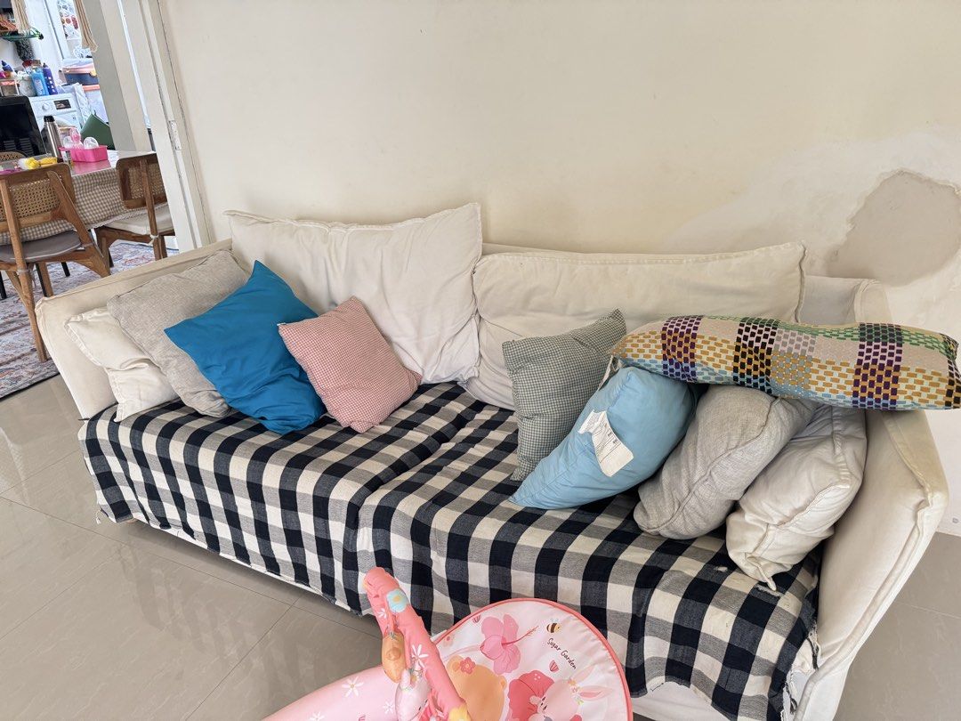 Sofa Ikea Backsalen (Kategori: Perabotan Rumah) berada di Tangerang. Dikirim oleh bykpreloved (ID iklan 1451390811, Gambar 1). Deskripsi: Ikea 3 seater backsalen, still good condition. kalo tanpa nego saya kasih sarung sofa backsalen warna dark grey. Jadi satu sofa bisa ganti2 covernya. Harga beli sofa 8jtan. Lokasi Pamulang, pickup only..