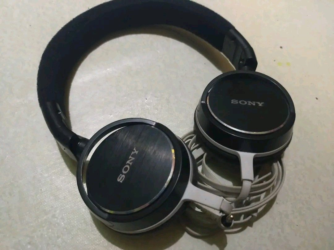 SONY HeadPhone (Category: Headphones & Headsets) located in Manila. Submitted by elilee_80 (Listing ID 1451473009, Image 1). Description: FOR SALE! SONY MDR-ZX610 (Wired) with Mic (Original) TESTED Solid Sound (Crispy) nito, di basag etc. ISSUE: Sign of usage Imported from Japan In Verygood Working Condition AS-IS! 1,300php PAYMENT: Gcash/Cebuana SHIPPING: LBC/ J&T PICKUP: Lalamove/Grab/Mr.Speedy/Tok-Tok! MEETUP: SM angono.