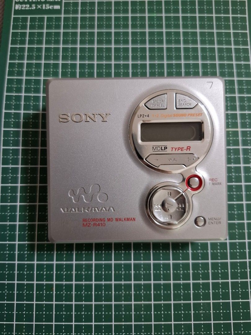 Sony Walkman MZ-R410 (Category: Portable Audio Accessories) located in Quezon City. Submitted by xtnddg (Listing ID 1451419813, Image 1). Description: Sony Walkman Recording MD Silver color MZ-R410 DC in 3V can use 1X AA battery working unit.