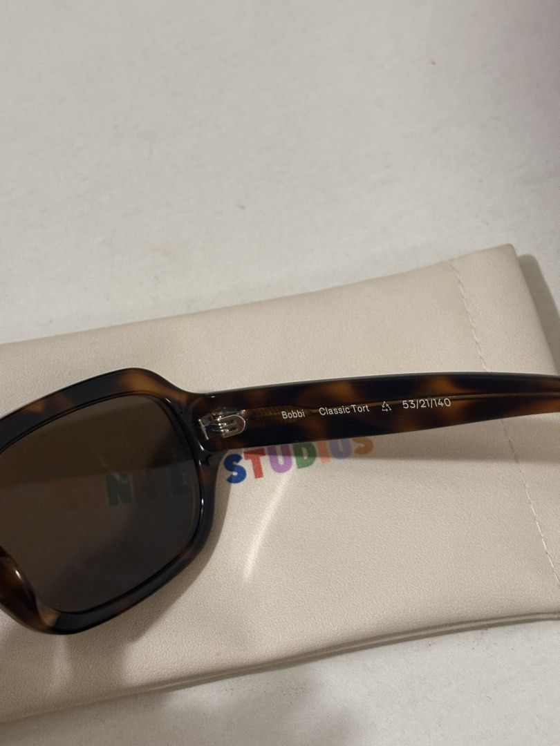 SUNNIES Sunglasses BOBBI Classic Tort (Category: Sunglasses & Eyewear) located in Bacolod City. Submitted by deadpoetssocietyy (Listing ID 1451475170, Image 3). Description: Like New, only worn less than 5 times. Bought for 1400+ php +includes the case.