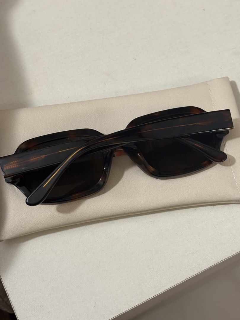 SUNNIES Sunglasses BOBBI Classic Tort (Category: Sunglasses & Eyewear) located in Bacolod City. Submitted by deadpoetssocietyy (Listing ID 1451475170, Image 2). Description: Like New, only worn less than 5 times. Bought for 1400+ php +includes the case.