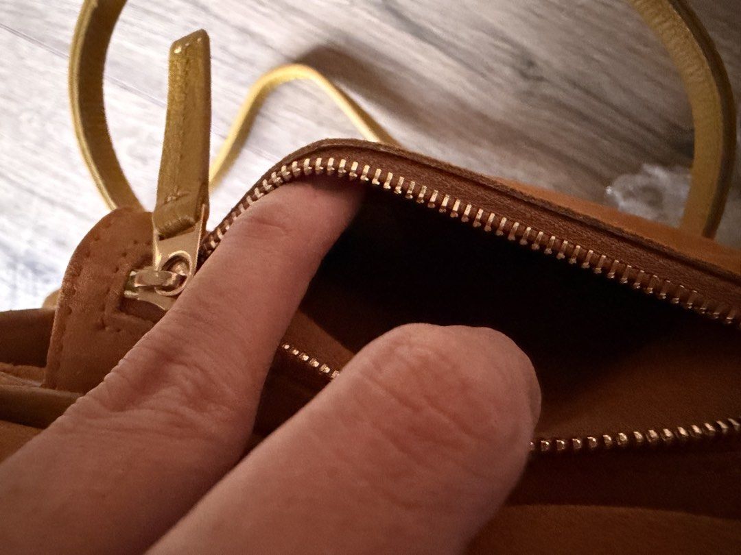 [THRIFT] BOTTEGA VENETA ARCO YELLOW (Category: Luxury Bags & Wallets) located in Pasay City. Submitted by chitnchic (Listing ID 1451396233, Image 3). Description: Thrift Thai VVGC .