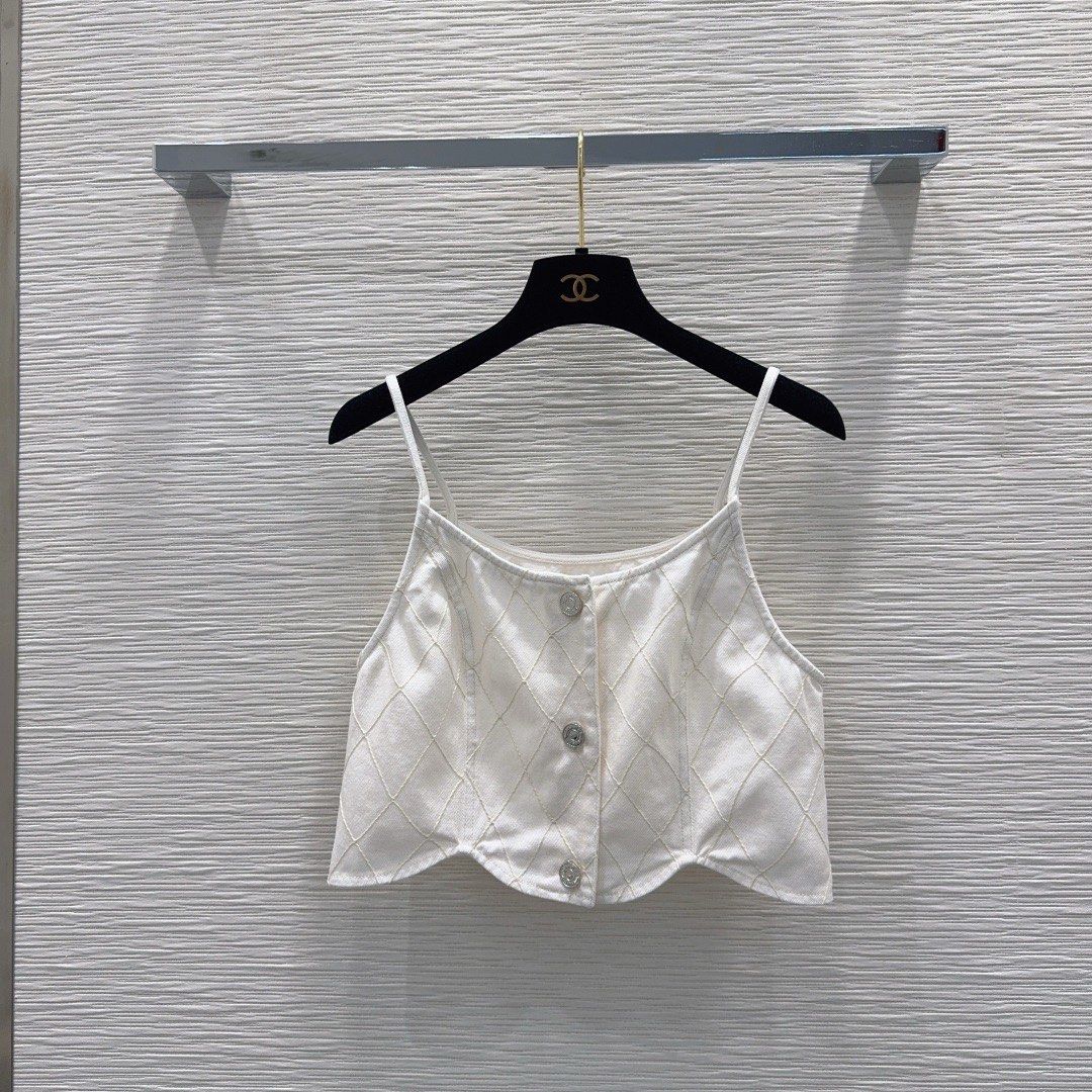 Top iufd4 (Category: Sleeveless) located in Singapore. Submitted by clothesjasmine123 (Listing ID 1451346708, Image 3). Description: .