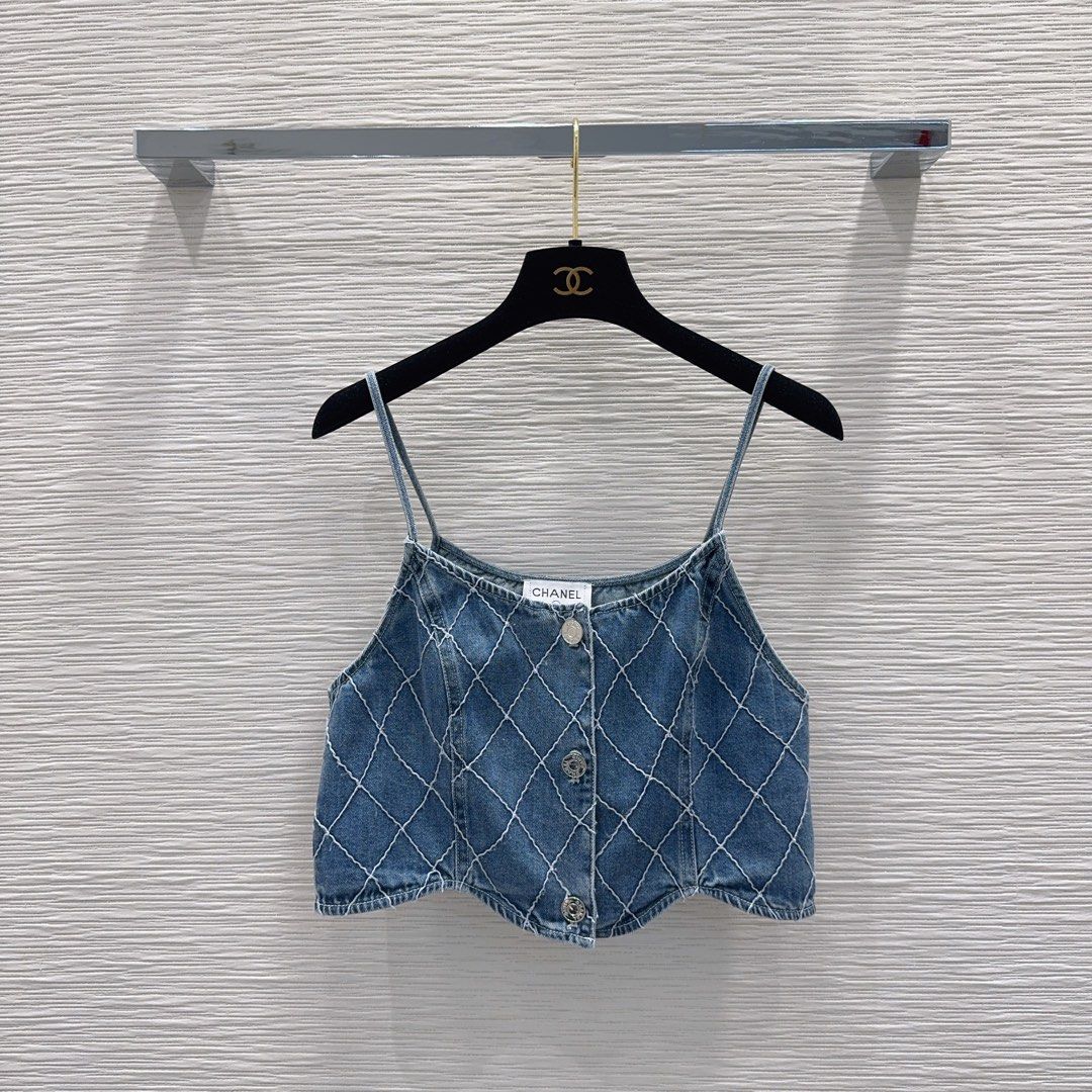 Top iufd4 (Category: Sleeveless) located in Singapore. Submitted by clothesjasmine123 (Listing ID 1451346708, Image 2). Description: .