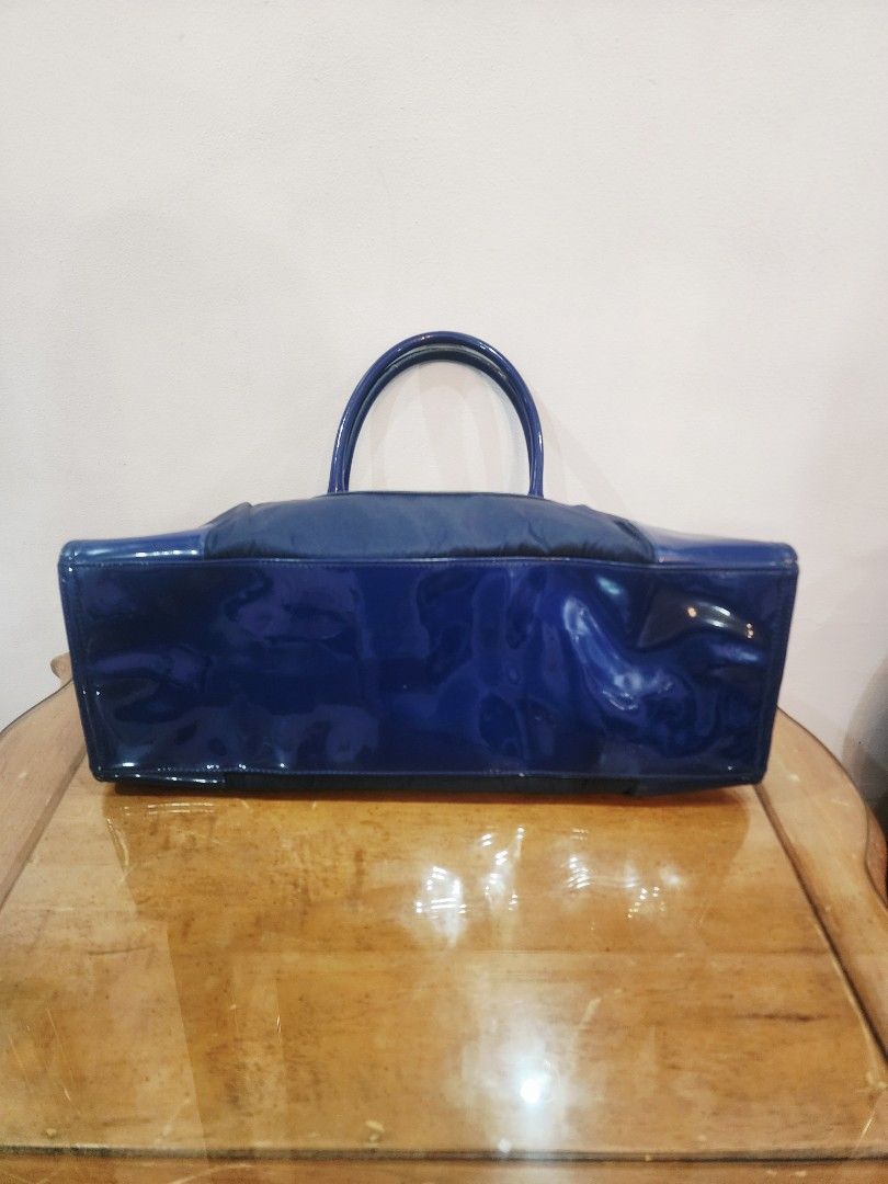 Tory Burch Ella Canvas Tote Bag (Category: Tote Bags) located in Valenzuela. Submitted by absolutelychick (Listing ID 1451466334, Image 3). Description: L 16.5" x W 5.5" x H 12.5" meron pong slight dumi sa inner lining putol na rubber lining sa handle slight na dumi sa inner lining please check pictures for reference jrs, lbc, j&t lalamove/grab ready.