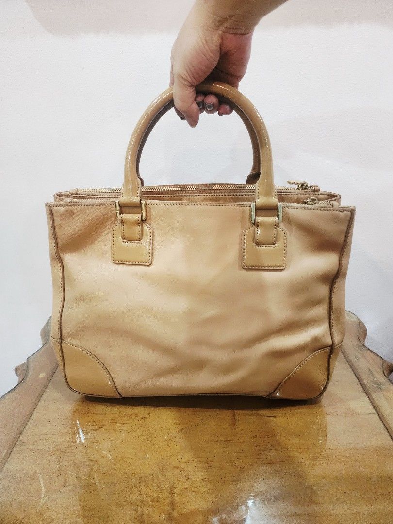 Tory Burch Robinson Double Zip Tote Bag (Category: Tote Bags) located in Valenzuela. Submitted by absolutelychick (Listing ID 1451465994, Image 2). Description: L 13.75" x W 5.5" x H 10.75" meron pong slight na dumi sa inner lining missing strap please check pictures for reference jrs, lbc, j&t lalamove/grab ready.
