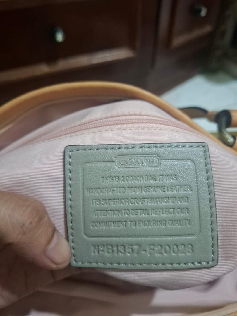 tote coach (Kategori: Tas & Dompet Wanita) berada di Medan. Dikirim oleh quinara.original.bag (ID iklan 1451392328, Gambar 3). Deskripsi: Tote coach original Bag, Minus pemakaian ringan. silahkan chatt untuk liat detail. bisa oren (split payment)🍊.