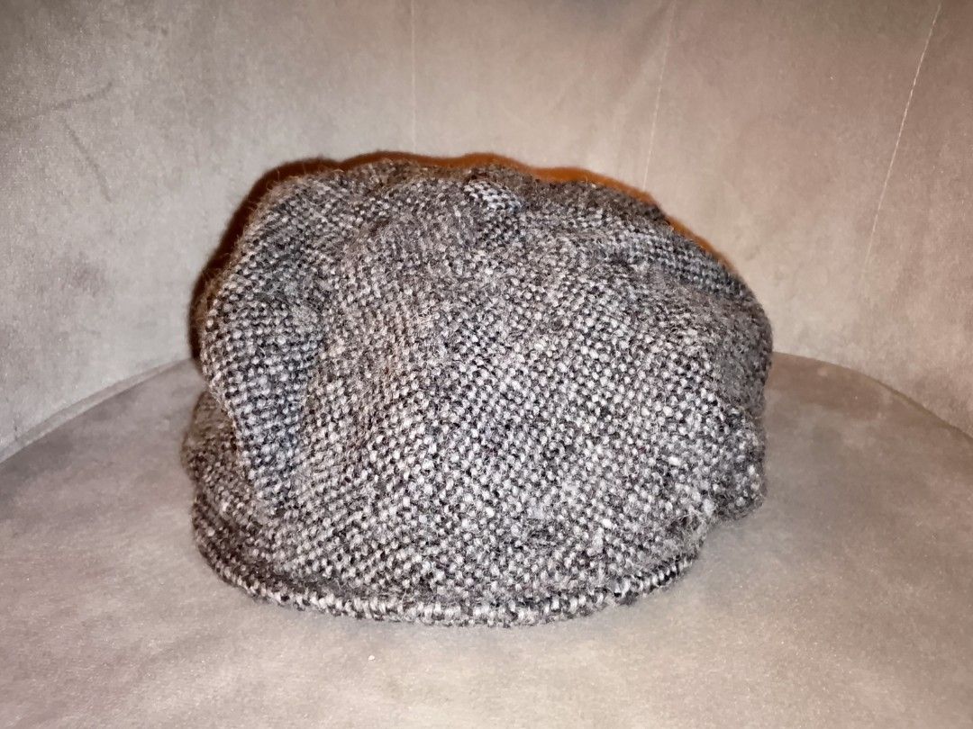 Tweed Flat Cap Hat (Category: Caps & Hats) located in Binangonan. Submitted by yuristalin888 (Listing ID 1451381296, Image 3). Description: - Classic tweed flat cap - Grey and black speckled pattern - Small brim with two button details - Perfect for a vintage look - Comfortable to wear.