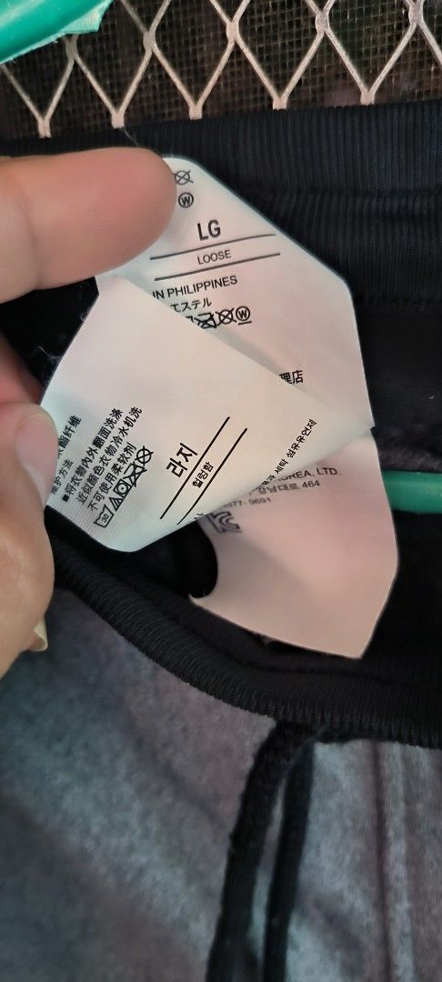 Under Armour Grey Joggers Sweatpants Size L (Category: Joggers) located in Manila. Submitted by itsmelawrence (Listing ID 1451477569, Image 3). Description: - Grey Under Armour Joggers - Size: Large (L) on tag - Waist fit: 29-34 inches - Length: 39 inches - Zippered pockets on both sides - Adjustable drawstring waist - Ideal for workouts and casual wear.