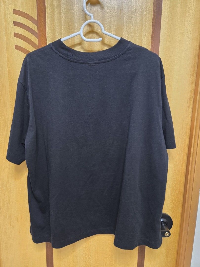Uniqlo 黑色上衣 （分類：T-shirt）位於 Hong Kong。 由 maggie_345 提交（商品編號 1451440920，圖片 3）。簡介： 。