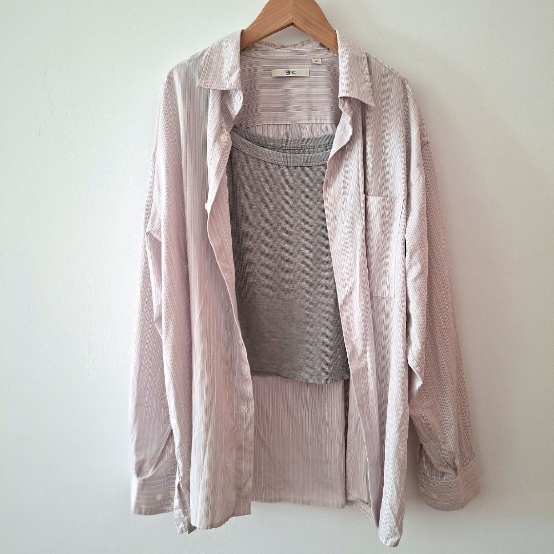 Uniqlo C 男女通用 淺紫色超精紡寬版長袖襯衫+灰色吊帶背心一套 （分類：襯衫）位於 Hong Kong。 由 mymine.wardrobe 提交（商品編號 1451273780，圖片 1）。簡介： 1️⃣全場買二送一，任選三件送最低價錢 2️⃣購物滿$500包順豐 3️⃣不議價，不交換🙇‍♀️ - Uniqlo C 男女通用 淺紫色超精紡寬版長袖襯衫+灰色吊帶背心 ♡M size ♡90%new $100一套（原價$299）。