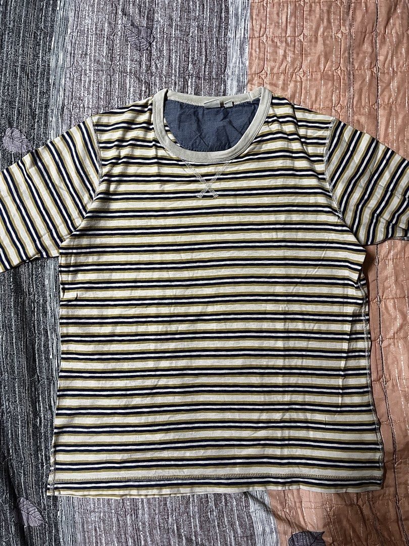 UNIQLO Striped T-shirt Cotton (Category: Shirts) located in Kuala Lumpur. Submitted by sleepytotoo (Listing ID 1451447566, Image 1). Description: PIT 22 LENGTH 25.