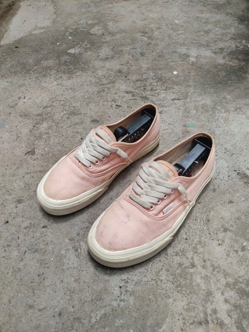 Vans Authentic Herringbone Pink (Category: Sneakers) located in Quezon City. Submitted by brandooon13 (Listing ID 1451328557, Image 2). Description: - Rare pair 2019 issue - Size 8us Men / 26cm / 9 womens - Fully reglued May 2025 - See last photo for issue (typical vans wear sole sep but still wearable) - 1000 only 📍 QC Area.