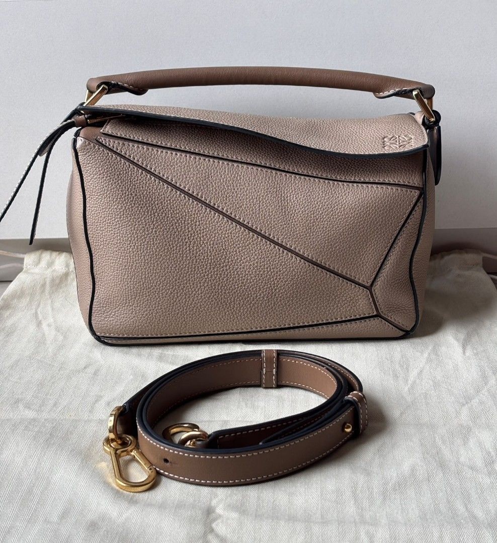 VGC Loewe Puzzle Small Sand 2018 (Kategori: Tas & Dompet) berada di Jakarta Pusat. Dikirim oleh anzeraluxbags.id (ID iklan 1451355931, Gambar 1). Deskripsi: Reprice✨VGC Loewe Puzzle Small Sand 2018 with db & receipt IDR 21.999.999.