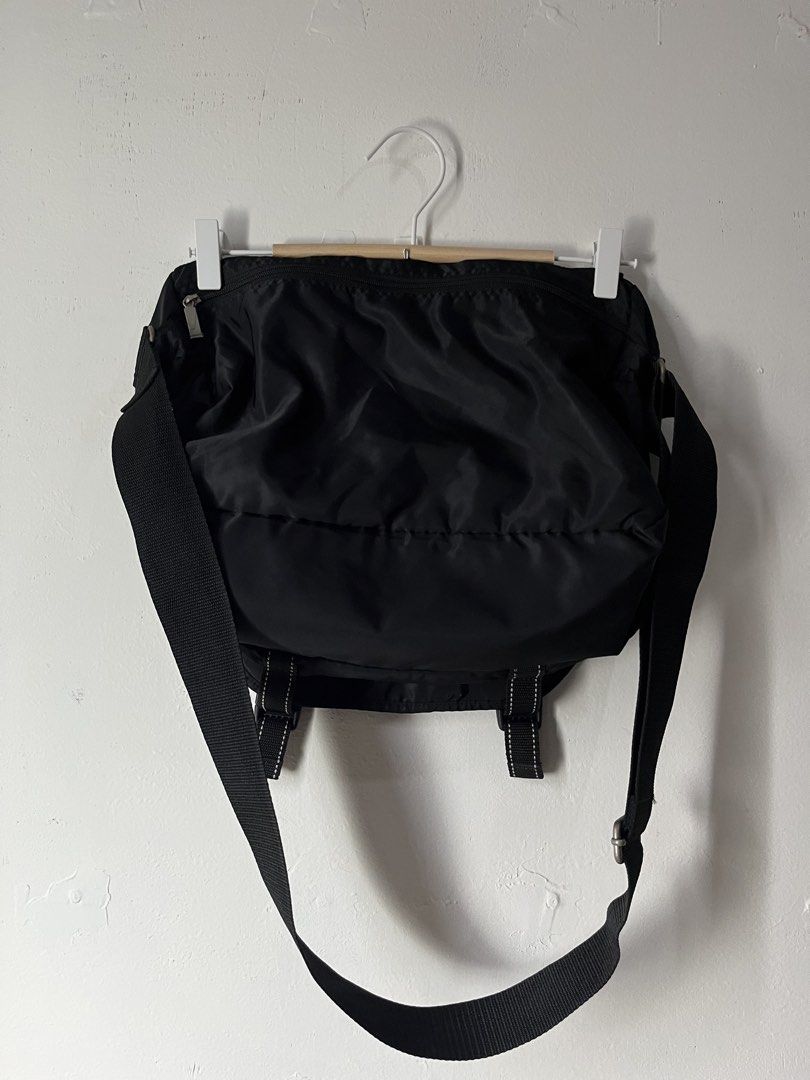 Vintage Nike messenger bag (Category: Sling Bags) located in Cagayan de Oro. Submitted by vigo999 (Listing ID 1451392003, Image 3). Description: Vintage Nike messenger bag Black Condition: 10/10 Color rate: 10/10 No issues.