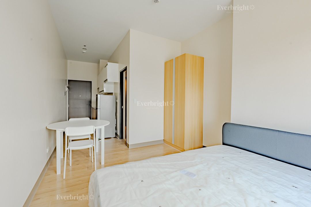 Vion Tower | Studio Condo Unit For Rent - #10387 (Category: Apartments & Condos) located in Makati City. Submitted by everbrightph_09171681688 (Listing ID 1451331760, Image 2). Description: ERE Code: 10387 Unit Details: Studio 1TB FA: 30.5 sqm Semi Furnished With Parking Property Features: ⁠Private balcony ⁠Smart home features ⁠Bright and functional layout Unobstructed view of the city ⁠Ideal for solo tenants, couples, or working professionals Vi