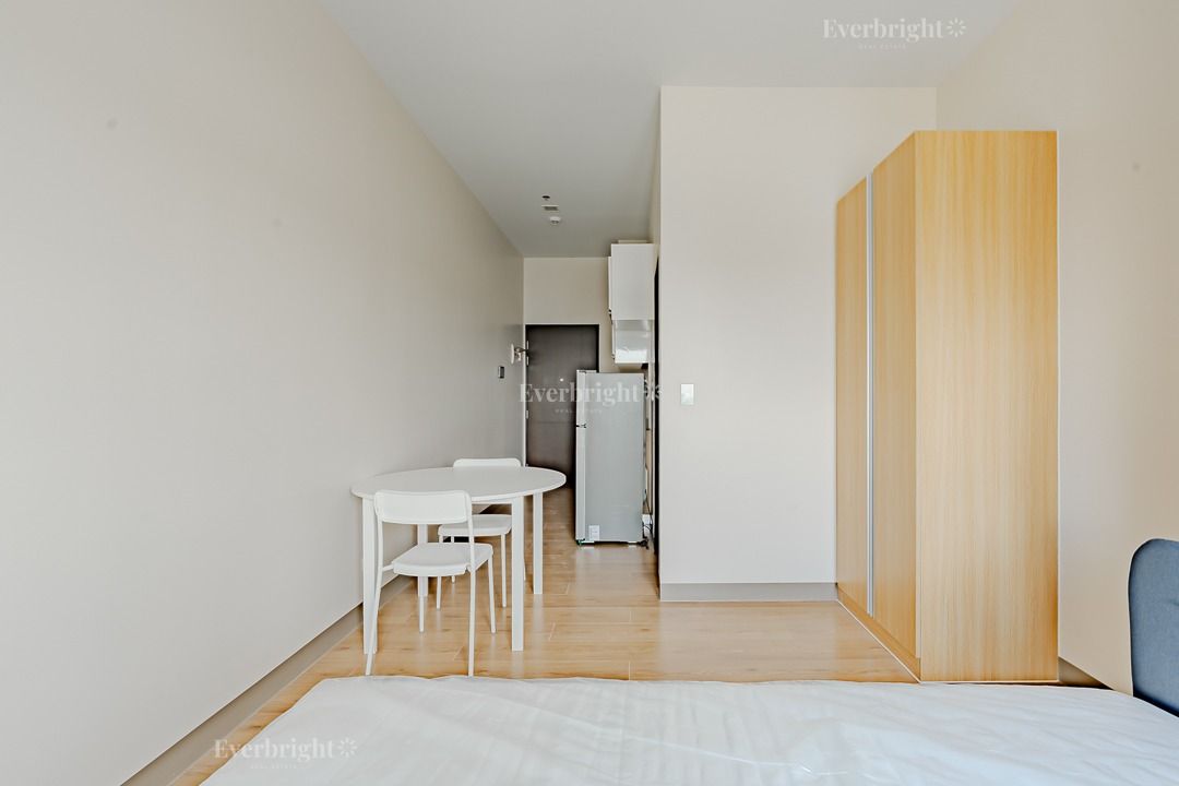 Vion Tower | Studio Condo Unit For Rent - #10387 (Category: Apartments & Condos) located in Makati City. Submitted by everbrightph_09171681688 (Listing ID 1451331760, Image 1). Description: ERE Code: 10387 Unit Details: Studio 1TB FA: 30.5 sqm Semi Furnished With Parking Property Features: ⁠Private balcony ⁠Smart home features ⁠Bright and functional layout Unobstructed view of the city ⁠Ideal for solo tenants, couples, or working professionals Vi