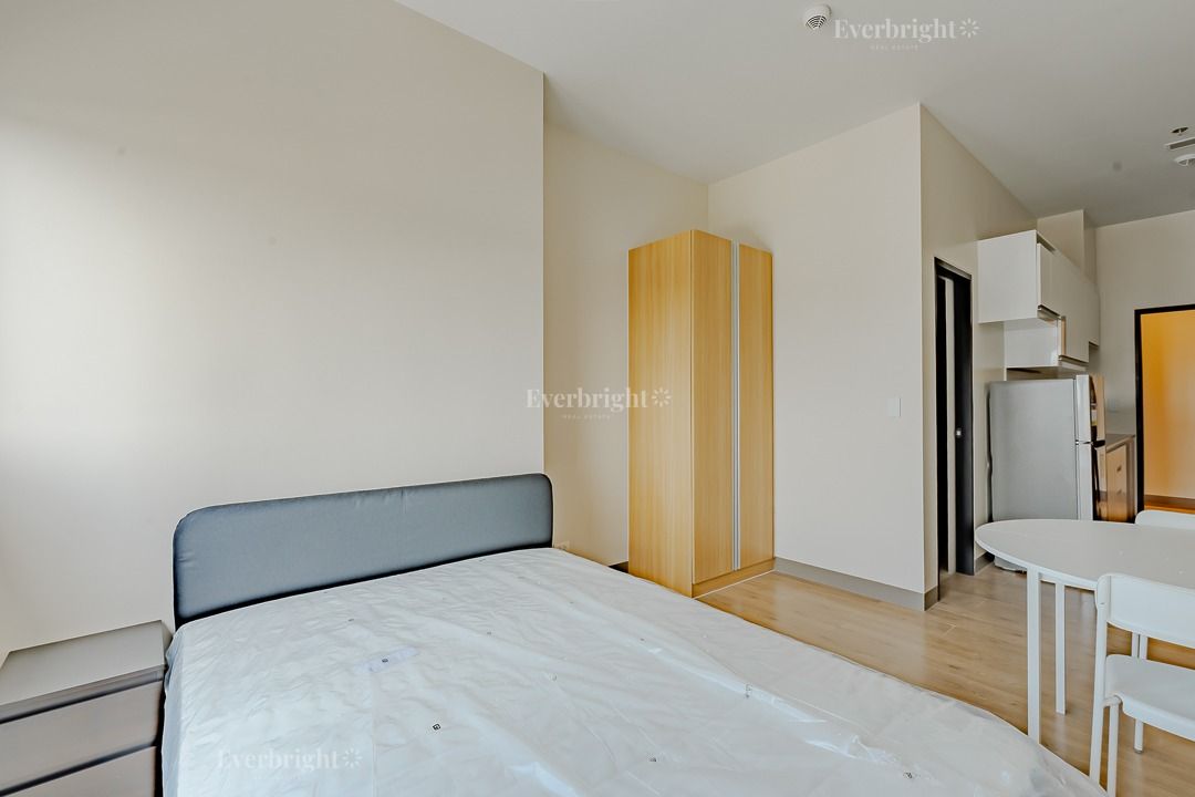 Vion Tower | Studio Condo Unit For Rent - #10388 (Category: Apartments & Condos) located in Makati City. Submitted by everbrightph_09171681688 (Listing ID 1451338091, Image 3). Description: ERE Code: 10388 Unit Details: Studio 1TB FA: 30.5 sqm Semi Furnished With Parking Property Features: ⁠Private balcony ⁠Smart home features ⁠Bright and functional layout Unobstructed view of the city ⁠Ideal for solo tenants, couples, or working professionals Vi