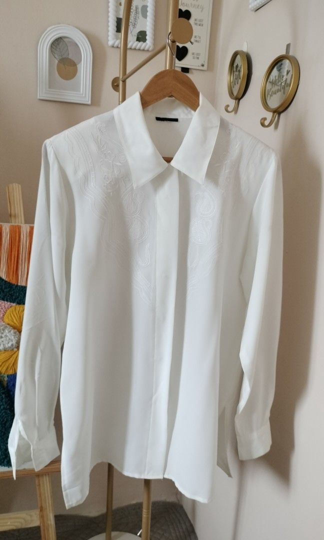 White blouse (Category: Blouses) located in Kuala Lumpur. Submitted by linenandsilk (Listing ID 1451377646, Image 1). Description: .