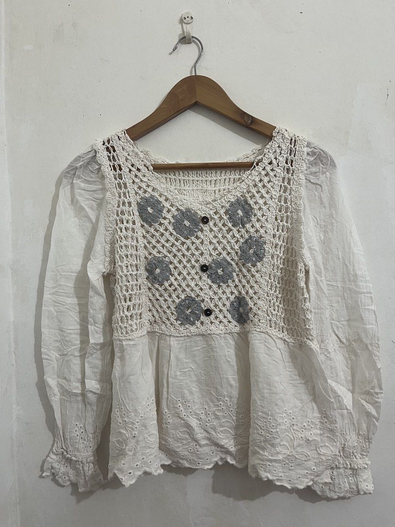 White blouse (Category: Blouses) located in Kuantan. Submitted by atiqahamiera (Listing ID 1451413897, Image 1). Description: .