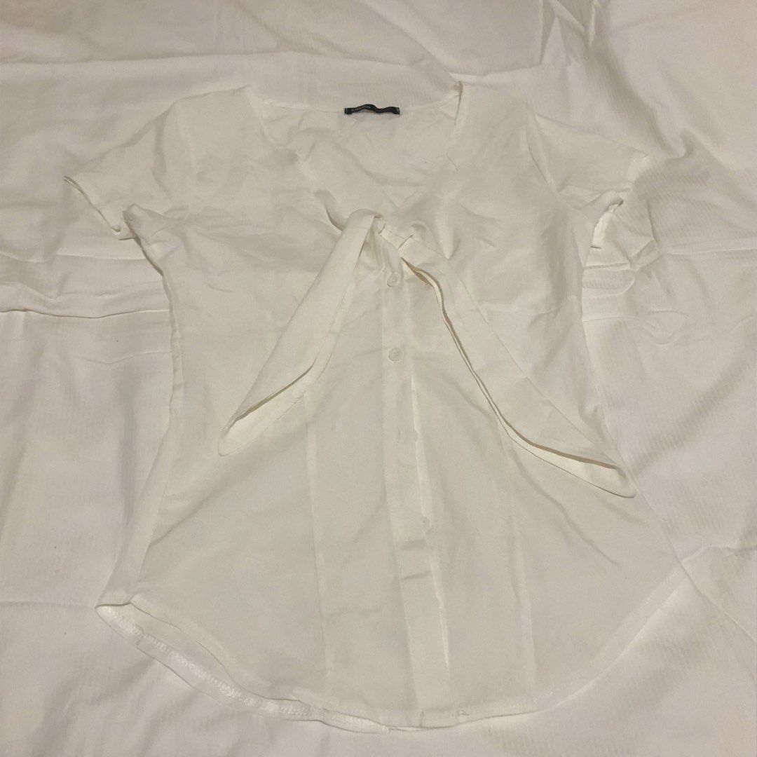 White Tie-Front Short Sleeve Blouse (Category: Blouses) located in Cebu City. Submitted by 080789 (Listing ID 1451479086, Image 1). Description: - White short sleeve blouse - Features a stylish tie-front detail - Classic button-up front - Made from lightweight fabric - Ideal for casual outings or dressing up - Effortlessly pairs with jeans or skirts.