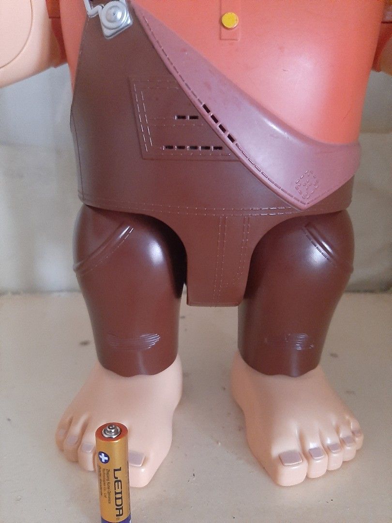 WRECK IT RALPH RARE (Category: Interactive Toys) located in Valenzuela. Submitted by havenstoybarn_ (Listing ID 1451376669, Image 3). Description: rare wreck it ralph battery operated working brand thinkway.