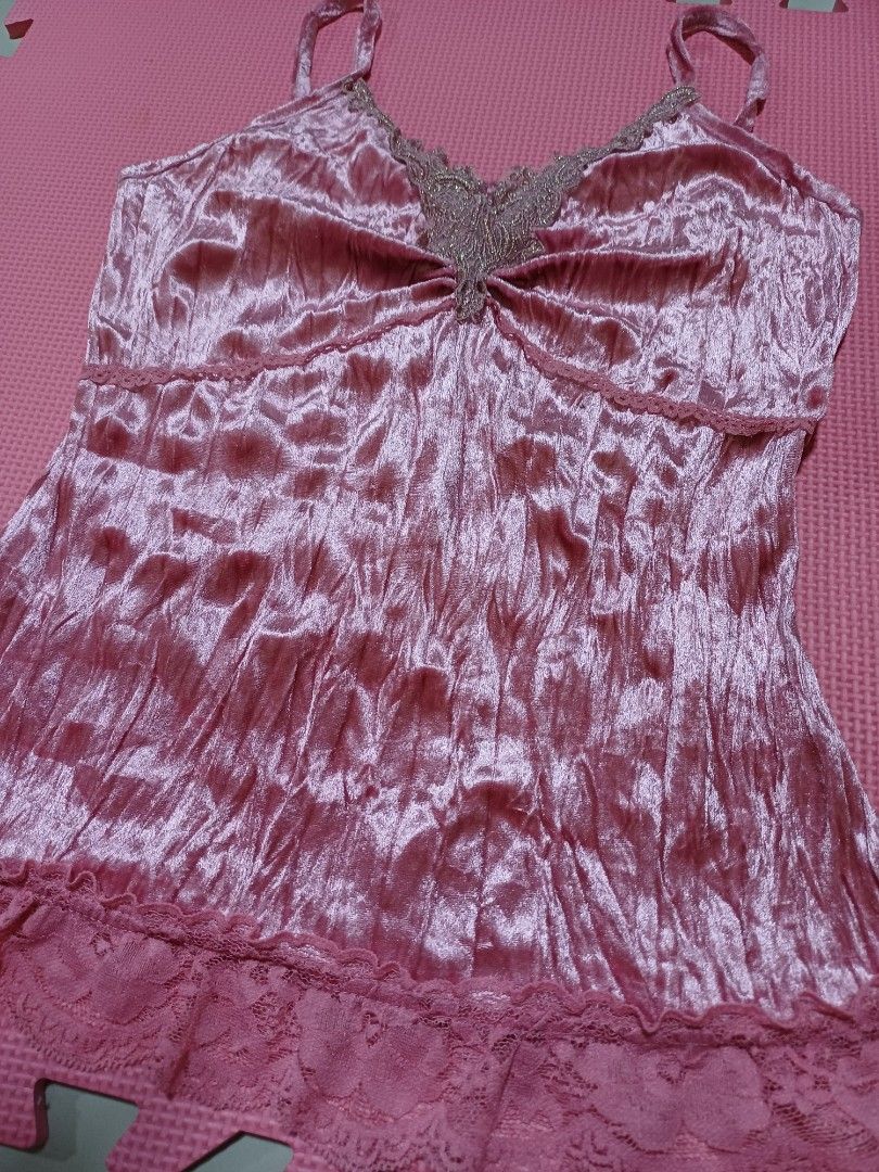 Y2k Velvet Lace Cami Top (Category: Sleeveless) located in Davao. Submitted by phgrails082 (Listing ID 1451445528, Image 2). Description: Y2k Velvet Lace Cami Top Small to Medium, 15w x 21L Good as new condition 350 add shipping fee.