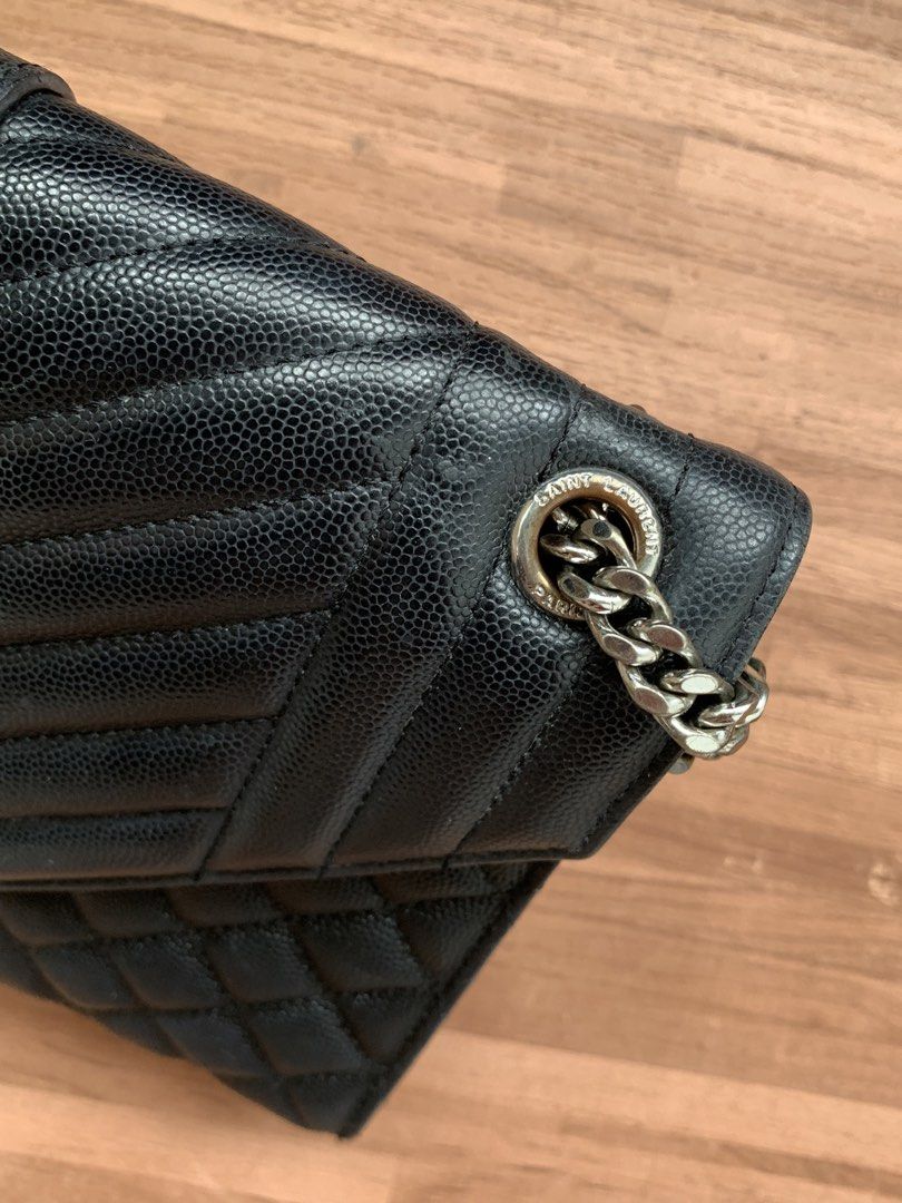 由 ilovestitchg (刊登 ID 1451401785，圖片 3) 提交，位於 台北市 (Taipei) 的 Ysl 包包 (類別：肩背、側背包)，說明：隨便賣有明顯使用痕跡實拍如圖內裡扣子的部分可正常使用可是有鬆動就是不服貼能接受再來購買再來詢問。