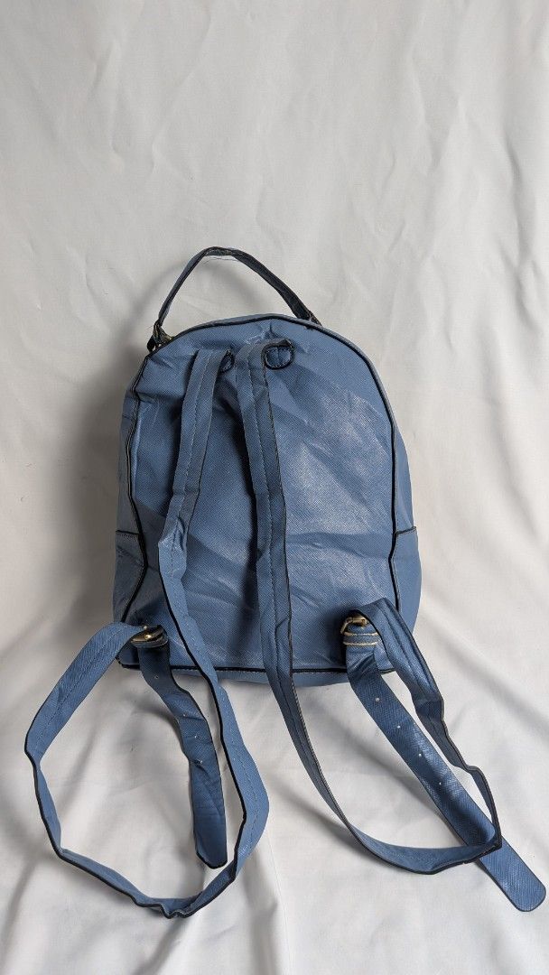 Zara Basic Leather Bagpack (Category: Backpacks) located in Raub. Submitted by azreeel (Listing ID 1451501435, Image 2). Description: Tinggi 12 inch Lebar 9 inch Ada terkopes dekat pemegang atas.