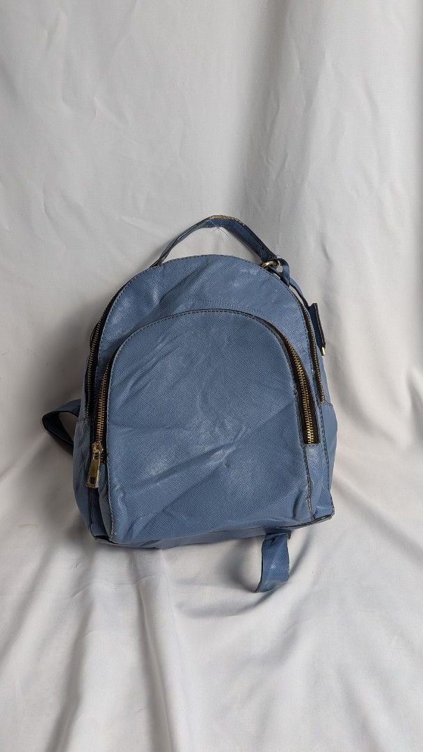 Zara Basic Leather Bagpack (Category: Backpacks) located in Raub. Submitted by azreeel (Listing ID 1451501435, Image 1). Description: Tinggi 12 inch Lebar 9 inch Ada terkopes dekat pemegang atas.