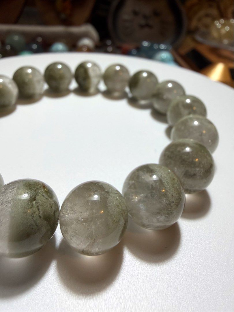 抹茶幽靈水晶手串 （分類：寶石、鑽石、水晶）位於 Hong Kong。 由 ismexjune 提交（商品編號 1451667344，圖片 3）。簡介： 圓珠：12+mm 手圍：17cm (可改長短) 💚抹茶幽靈水晶（Green Phantom Quartz)主要的功效是招正財、提升事業運、平衡情緒與療癒心靈。它是綠幽靈的一種，因色澤柔和如抹茶般清新而得名。 🌟以上資料只供參考 🌟實物拍攝 🌟精挑單珠，採用韓國水晶彈力線 🌟天然水晶默認微瑕，貨物出門不退不換 ❤️油尖旺區面交／本港地區包郵（順豐智能櫃或自提點） ❤️可提供視頻睇貨．歡迎查詢。