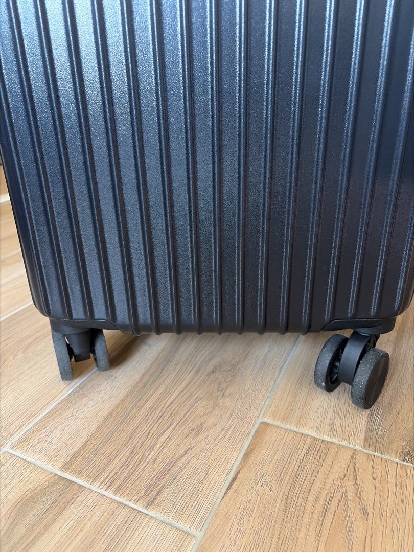 黑色鋁框拉桿喼 20吋 登機喼 （分類：旅遊 - 旅行必需品及用品）位於 Hong Kong。 由 dennis198704 提交（商品編號 1451606464，圖片 3）。簡介： 黑色鋁框拉桿喼，四個萬向轆，推拉順暢。拉桿可以伸縮，方便攜帶。箱身有條紋設計，睇落好型。適合短途旅行或者出差用。尺寸啱啱好，可以上飛機。。