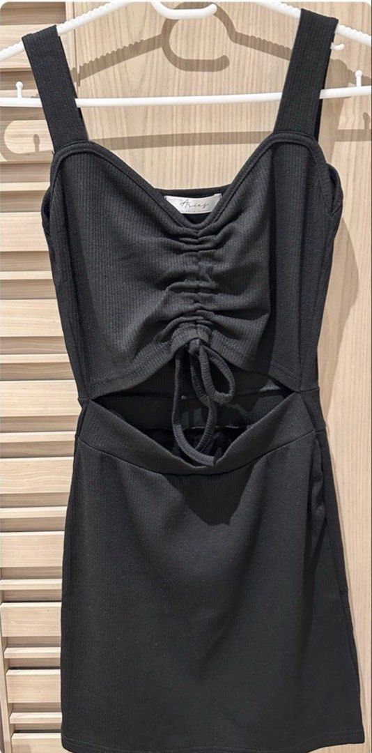連身裙 背心裙 修身 露肚 黑色 裙 dressing 吊帶裙 貼身 彈性 顯胸 black （分類：連身裙）位於 Hong Kong。 由 littlemi123 提交（商品編號 1451549001，圖片 1）。簡介： 長76.5/胸28/腰27cm。