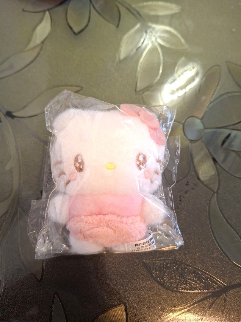 包平郵 正版日本 夢屋 sanrio hello kitty 毛公仔 掛件 扭蛋 （分類：絨毛玩具）位於 Hong Kong。 由 uploadeveryday 提交（商品編號 1451525271，圖片 2）。簡介： 100%new and real 77mm高。