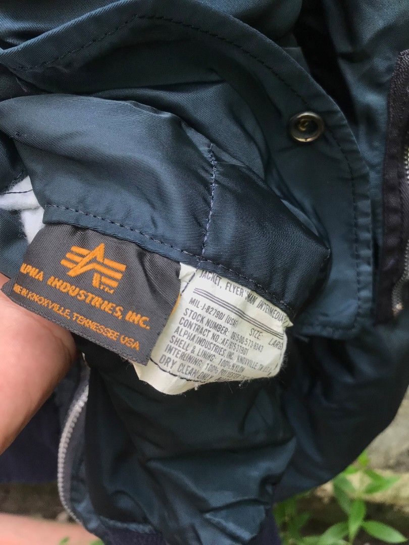 ALPHA INDUSTRIES BOMBER JACKET REVERSIBLE (Category: Coats, Jackets and Outerwear) located in Naga. Submitted by black-market00 (Listing ID 1451680095, Image 3). Description: WIDTH 23 LENGHT 26 GOOD AS NEW.