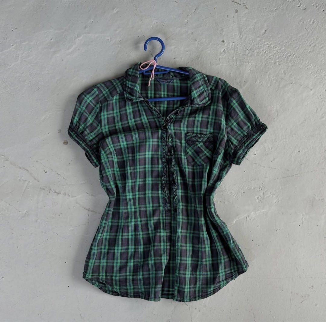 American Eagle Green Checkered Blouse (Category: Blouses) located in Pinamalayan. Submitted by _dragonfly (Listing ID 1451529813, Image 1). Description: .