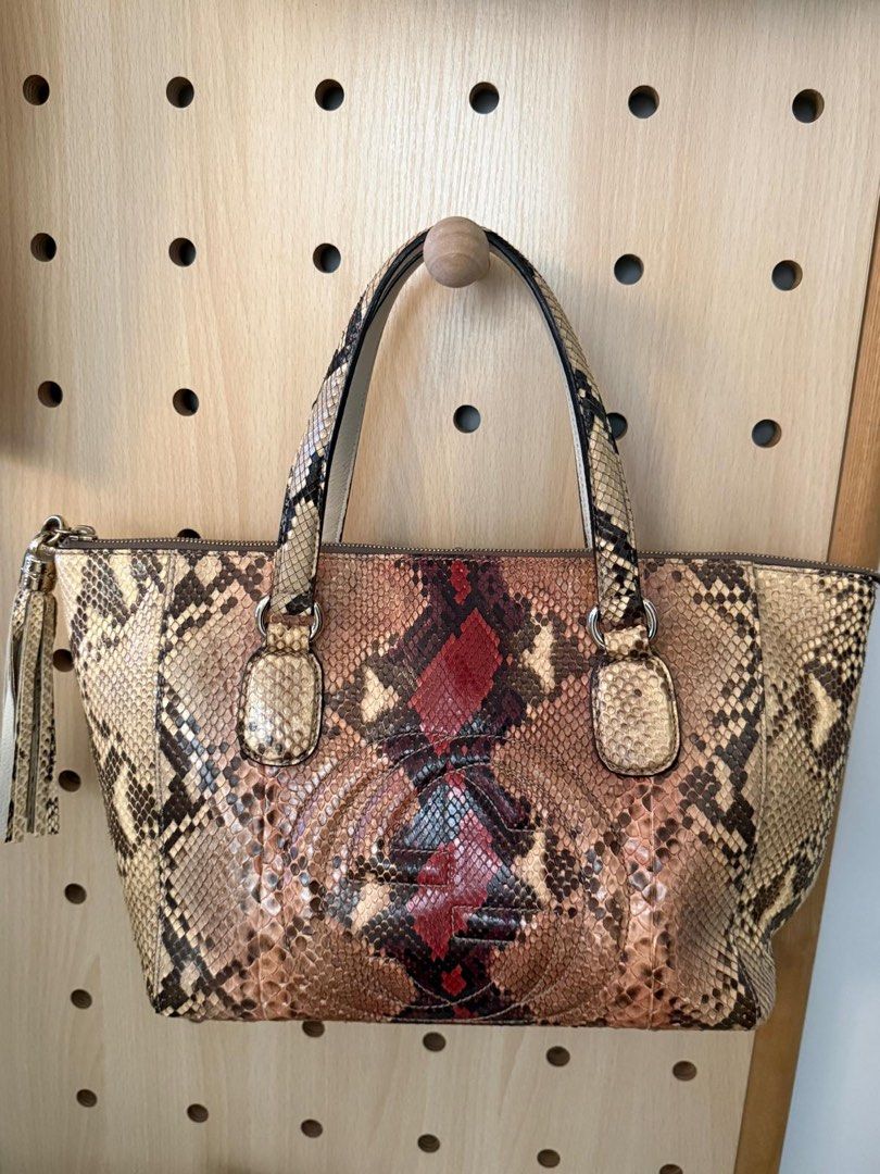 Authentic Gucci Python Leather bag （分類：手袋及銀包）位於 Hong Kong。 由 clevercrystal14 提交（商品編號 1451675758，圖片 1）。簡介： 100% authentic Gucci Python Leather Handbag Featured a python leather body and leather tassel details ( brand sticker is still on ) flat leather straps, an open top, and interior zip and slip pockets. Conditon : As pictured. Used < 5 times. Material Python Leather Dimensions Open top : 42cm Base : 30cm Height : 24cm Width : 12cm Sold as it. N