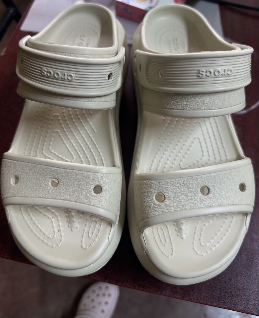 Authentic Mega Crush Sandals W7 Crocs (Category: Sandals) located in Biliran. Submitted by gesta (Listing ID 1451529199, Image 3). Description: Authentic/original/legit Preloved mega crush sandals bone color.. in pristine condition..d pa pudpud at walang mga gasgas ang heels. RFS: maxadong malaki sakin.. size w7 ako sa clog, pero sa sandals malaki na sakin ang w7...