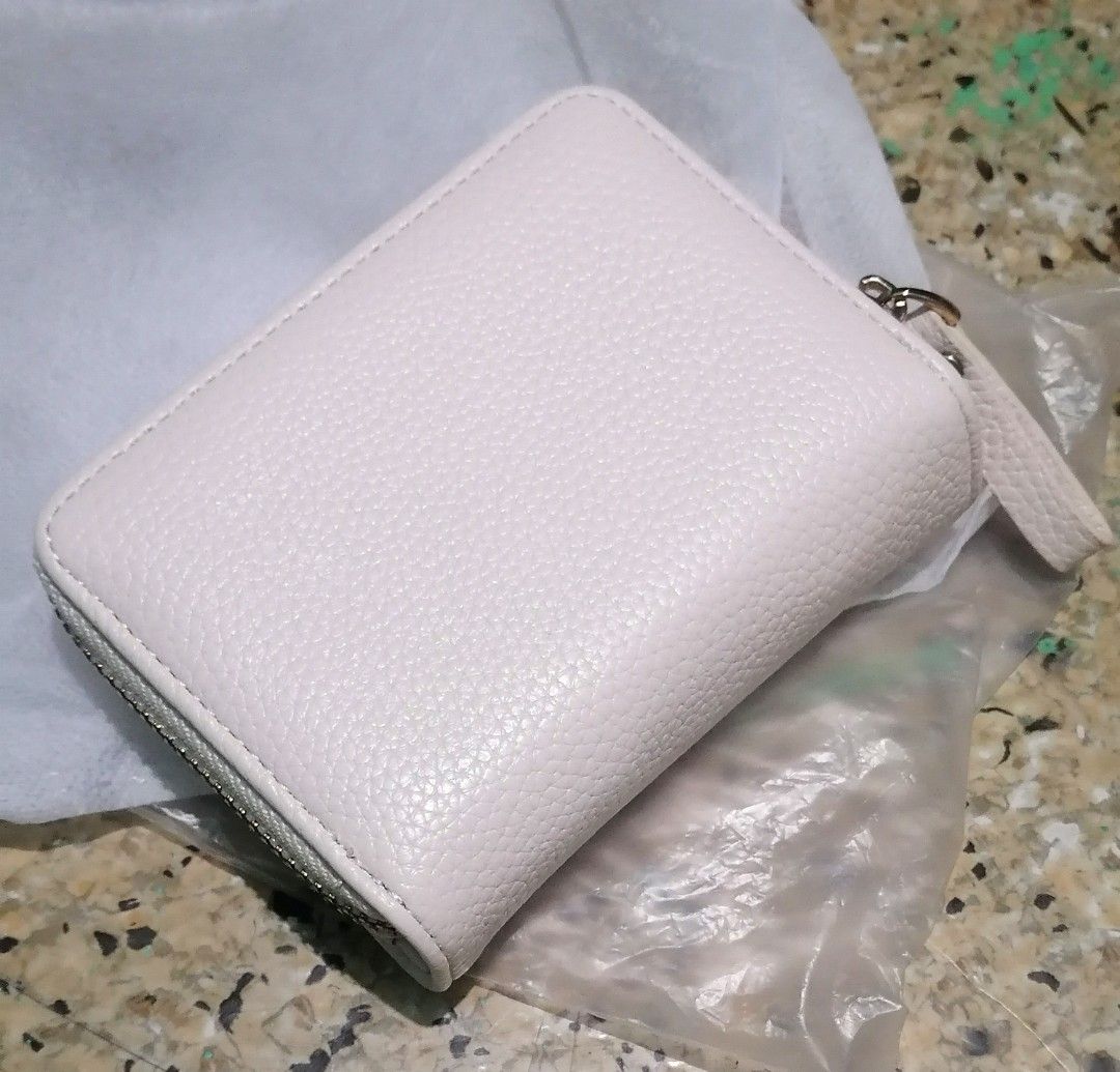Baellerry Wallet (Category: Wallets & Card holders) located in Valenzuela. Submitted by sugar.foams (Listing ID 1451629046, Image 2). Description: Comes with dust bag. Bought for 327, selling for low price. Rfs: wrong color.