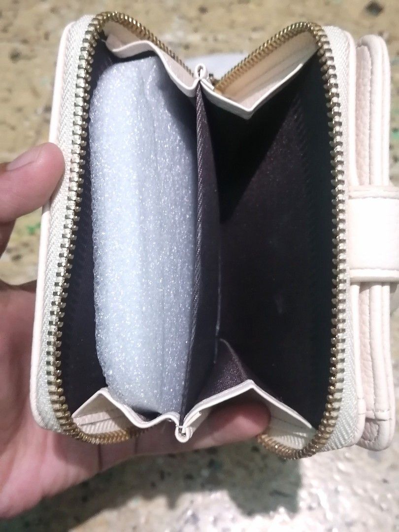 Baellerry Wallet (Category: Wallets & Card holders) located in Valenzuela. Submitted by sugar.foams (Listing ID 1451629046, Image 3). Description: Comes with dust bag. Bought for 327, selling for low price. Rfs: wrong color.