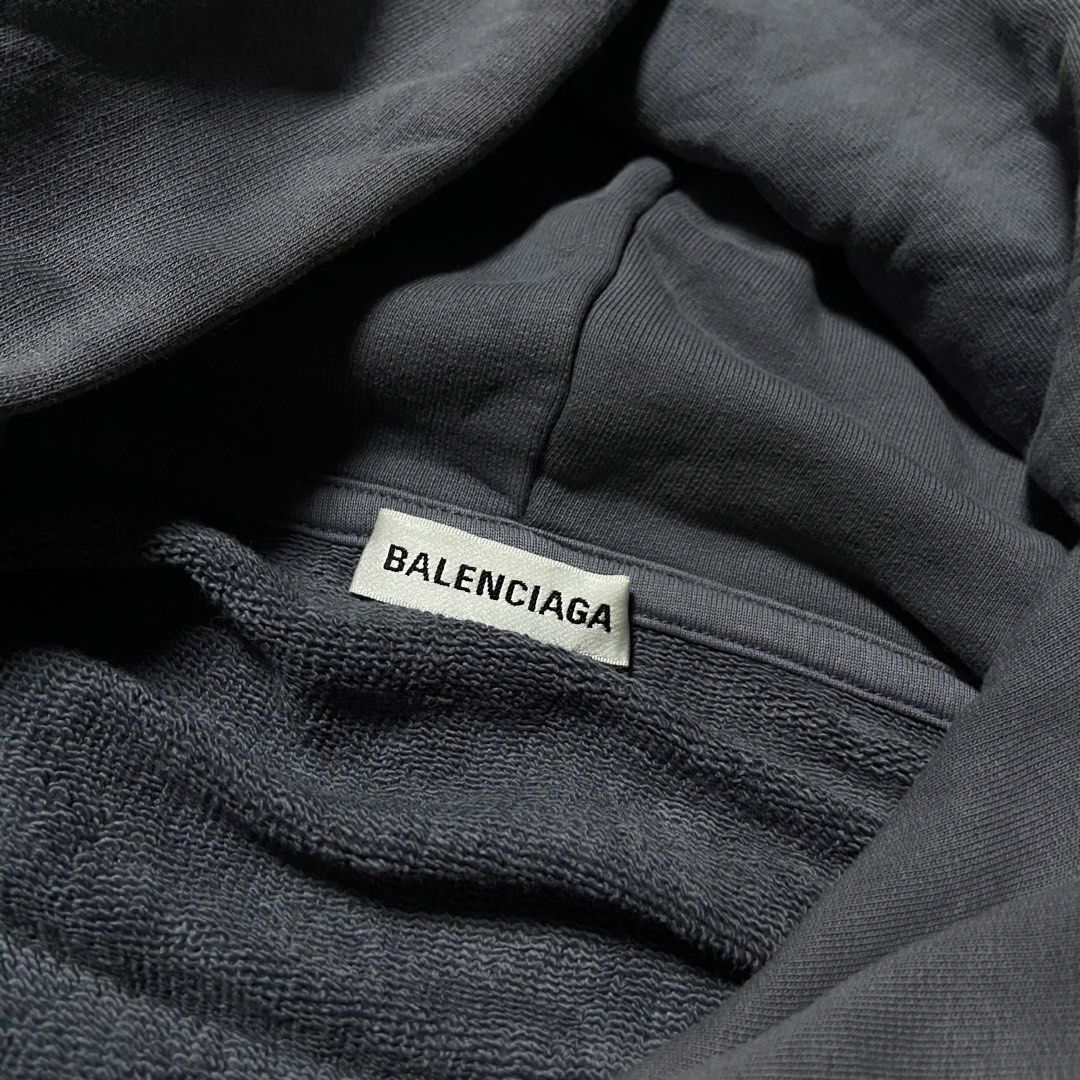 Balenciga (Category: Luxury Apparel) located in Dueñas. Submitted by d1gidoll (Listing ID 1451608876, Image 3). Description: 28 x 29 No flaws.